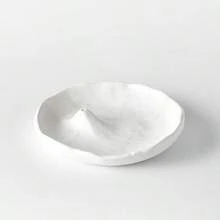 Un brûle-encens en résine artisanal avec un design élégant et minimaliste, esthétiquement durable, convenant aux temples domestiques, au yoga, à la lecture, à la méditation et à d'autres scénarios. Un accessoire idéal pour le salon, support à encens (source de parfum non incluse).