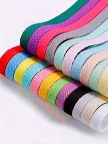 各种款式和尺码的平底休闲鞋，配有平底鞋带