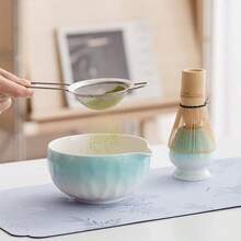 Ensemble traditionnel japonais Matcha, outils de couleur dégradée Matcha : bol à thé en céramique, support, fouet, cuillère et tamis à Matcha - parfait pour les cérémonies authentiques de Matcha
