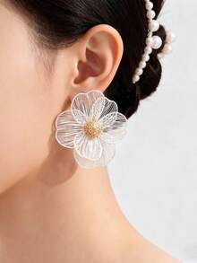 1 Pair Metallic Flower Earrings, Cute & Exaggerated Stud Earrings, Elegant & Luxurious Silver Tone Earrings Suitable For Women's Daily Wear