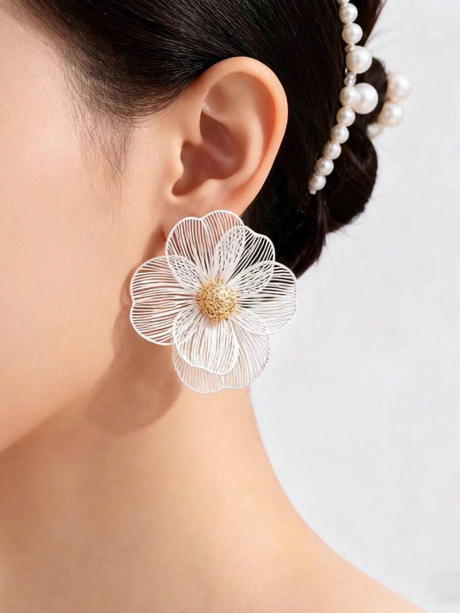 1 Pair Metallic Flower Earrings, Cute & Exaggerated Stud Earrings, Elegant & Luxurious Silver Tone Earrings Suitable For Women's Daily Wear