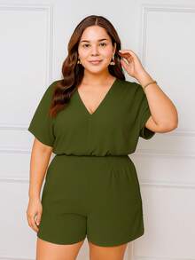 Macacão Curto Plus Size elegante, confortável, com amarração nas costas e caimento impecável, ideal para looks modernos. - Verde Militar - Visão 5