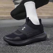 Under Armour Runplay 男士舒适柔软弹性透气轻便运动鞋，健身训练跑步鞋，一脚蹬款式，建议选购大一码。 - 黑色 - 查看 3
