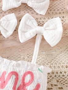 Bộ 2 món cho bé gái, chất liệu 100% cotton, mềm mại và thoáng khí, kiểu dáng thanh lịch, ngọt ngào, dễ thương, gồm áo khoác có dây đeo vai và nơ xếp ly thêu chữ, cùng váy lưới in sọc gradient và băng đô, phù hợp cho sinh hoạt hàng ngày, kỳ nghỉ, tiệc tùng, chụp ảnh, sinh nhật sơ sinh, váy dự tiệc cho bé. - trắng - Xem 5