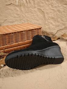 Damen Mode Ankle Boots | Exquisites Veloursleder Obermaterial | TPR rutschfeste dicke Sohle | Erhöhter Keilabsatz Design | Neue vielseitige Reißverschluss Ankle Boots für den Winter | Stilvolle Schnallen Stiefel, ideal für Partys und Arbeit - Schwarz - Übersicht 10