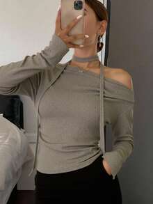 Livesso Camiseta de manga larga con hombros oblicuos y lazo para mujer, diseño minimalista para uso diario, ropa de otoño - Gris - Ver 2