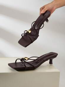 Sandalias de tacón alto con puntera cuadrada y decoración metálica, elegantes y de moda para mujer. Sandalias tipo mule de tacón de gatito versátiles y cómodas para usar en la playa. - Marrón - Ver 5