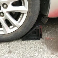 TRTY Topes de rueda negros de alta resistencia, fabricados de goma duradera, diseñados para el estacionamiento de vehículos industriales. Cuentan con bases antideslizantes para uso en exteriores e interiores, ideales para estabilizar automóviles, vehículos todoterreno, camiones, remolques y equipos. También adecuados como regalos para el Día del Padre, Halloween y Navidad.