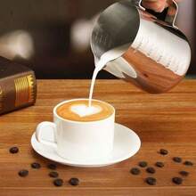 Taza con pico puntiagudo de acero inoxidable con tapa para arte de latte, taza medidora graduada, jarra para arte de café latte, jarra para espumar leche - Plateado - Ver 5