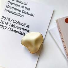 1 pezzo Supporto per telefono in metallo placcato asimmetrico e plissettato, supporto da scrivania espandibile con cuscino d'aria, stile creativo coreano/giapponese