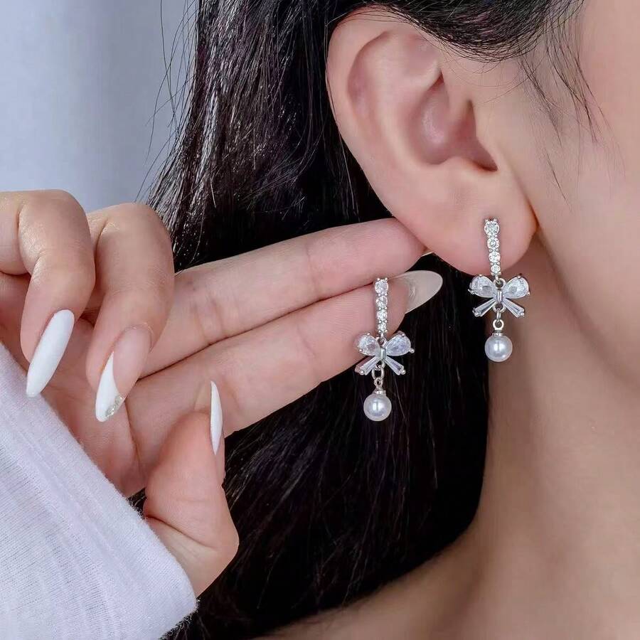 زوج من أقراط الأنيقة المنسدلة المزينة بالخرز والأحجار الكريستالية على شكل فراشة، مناسبة للمناسبات الرسمية كالأعراس والحفلات. هدية رائعة لعيد الميلاد أو هالوين.