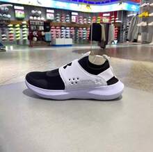 Under Armour Runplay 男士舒适柔软弹性透气轻便运动鞋，适合健身训练和跑步，建议选购大一码。 - 黑與白 - 查看 9
