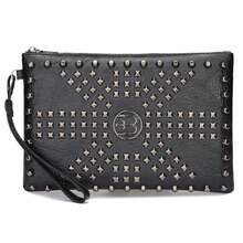 1 pezzo Borsa clutch in pelle PU nera con borchie, decorazione in metallo a forma di croce/lettera, borsa da uomo personalizzata e cool, borsa da polso per il business, adatta per telefono, contanti, chiavi, occhiali, adatta per lavoro, pendolarismo, riunioni, viaggi di lavoro, shopping, essenziale per lavoratori d'ufficio, regalo per uomo, marito, capo, regalo per vacanze, Ognissanti, Ringraziamento