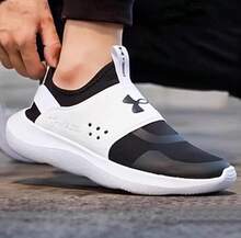 Under Armour Runplay 男士舒适柔软弹性透气轻便运动鞋，适合健身训练和跑步，建议选购大一码。 - 黑與白 - 查看 3