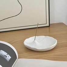 Un brûle-encens en résine artisanal avec un design élégant et minimaliste, esthétiquement durable, convenant aux temples domestiques, au yoga, à la lecture, à la méditation et à d'autres scénarios. Un accessoire idéal pour le salon, support à encens (source de parfum non incluse).