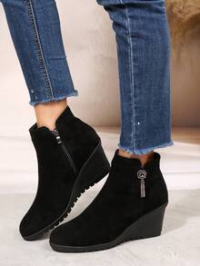 Damen Mode Ankle Boots | Exquisites Veloursleder Obermaterial | TPR rutschfeste dicke Sohle | Erhöhter Keilabsatz Design | Neue vielseitige Reißverschluss Ankle Boots für den Winter | Stilvolle Schnallen Stiefel, ideal für Partys und Arbeit - Schwarz - Übersicht 4