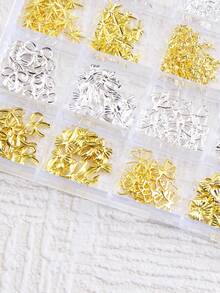 مجموعة من إكسسوارات فن الأظافر ثلاثية الأبعاد بسيطة من السبائك المعدنية، تشمل فيونكات خفيفة الوزن وفاخرة، وخرز على شكل نجوم، وبراشيم، لزخرفة الأظافر وفن الأظافر DIY. تحتوي المجموعة على مجموعة متنوعة من إكسسوارات الأظافر ثلاثية الأبعاد رقيقة وصغيرة، كل منها مصنوع بعناية من مواد سبائك معدنية عالية الجودة، مما يعرض البريق الدافئ المميز للمعدن.