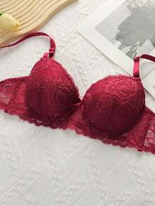 一套两件装欧美风女士内衣套装，包括一件带不可拆卸衬垫罩杯的超细纤维蕾丝文胸和一条配套的低腰内裤