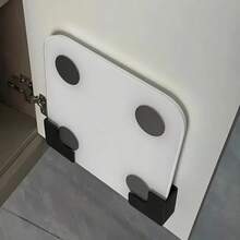 2个装壁挂式电子秤收纳架，免钻孔壁挂支架，专用电子秤壁挂式收纳架，电子秤收纳整理架，轻松粘贴安装，耐用塑料材质，节省空间设计，适用于浴室和家庭健身房，包含支架