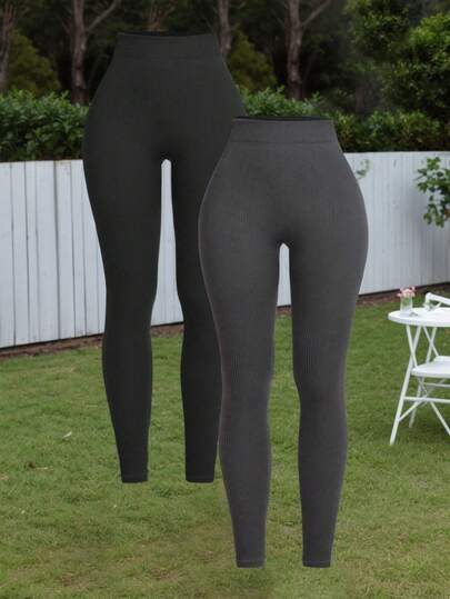 Opakowanie 2 par legginsów plus-size w kolorze czarnym i ciemnoszarym, idealne jako odzież sportowa dla kobiet jesienią, zimą i wiosną.