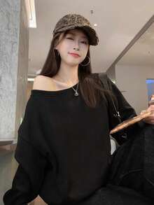 女士黑色简约纯色性感不对称露肩圆领宽松长袖卫衣，可爱优雅，适合休闲、学生、街头、日常、派对、圣诞节、新年等场合。