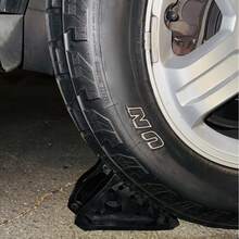 TRTY Topes de rueda negros de alta resistencia, fabricados de goma duradera, diseñados para el estacionamiento de vehículos industriales. Cuentan con bases antideslizantes para uso en exteriores e interiores, ideales para estabilizar automóviles, vehículos todoterreno, camiones, remolques y equipos. También adecuados como regalos para el Día del Padre, Halloween y Navidad.