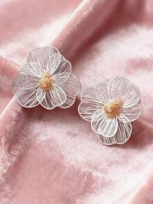 1 Pair Metallic Flower Earrings, Cute & Exaggerated Stud Earrings, Elegant & Luxurious Silver Tone Earrings Suitable For Women's Daily Wear