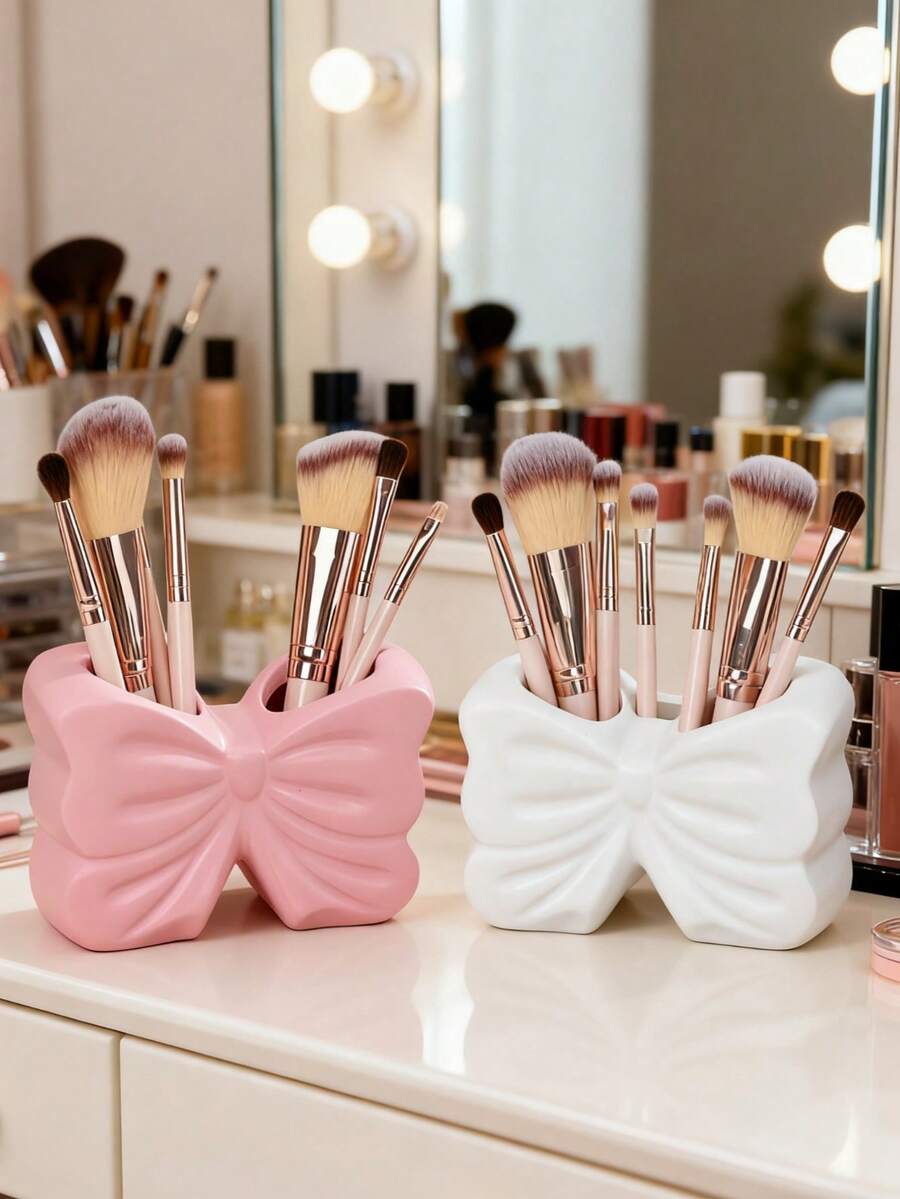 1个可爱蝴蝶结造型笔筒 - 桌面收纳架，可放置化妆刷和办公用品，优雅的化妆刷收纳设计，适合女孩、学生和创意家居装饰，也适合度假、海滩、浴室、卧室等场合，是母亲节的绝佳礼物。