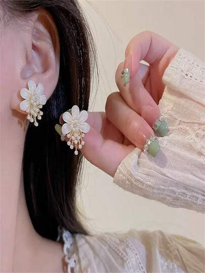 1 paire de boucles d'oreilles florales élégantes - design unique de faux perles blanches, convient pour les fêtes, les anniversaires et le port quotidien