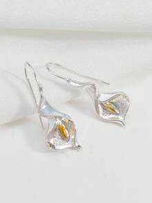 A Pair Of Two Tone Lily Flower Earrings For Women, Fashionable And Elegant Floral Earrings, Jewelry Accessories - A - View 2