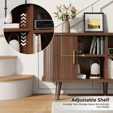 GIKPAL Fluted TV Stand For 65 Inch TV – Modern Entertainment Center With Power Outlets, Adjustable Shelves & Sliding Doors, Stylish Media Console For Living Room, Walnut - 查看 7