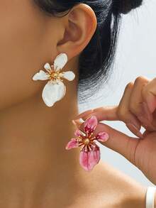 1 Pair Of Asymmetrical Pink Flower Shaped Asymmetrical Enamel Earrings, Suitable For Women