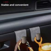 Móc treo tựa đầu ghế ô tô bằng kim loại với móc treo đồ bền chắc cho ghế trước, lớp lót mềm mại tạo cảm giác dễ chịu, mặt sau chống trượt, giúp giữ chặt túi xách, ô dù, quần áo, phụ kiện trong hộp đựng đồ của hành khách và ghế trước, phụ kiện sắp xếp đồ đạc lý tưởng cho những chuyến đi đường dài, đi lại hàng ngày, du lịch gia đình, xe SUV và sedan, dễ dàng lắp đặt, nâng cấp nội thất phong cách, móc treo ẩn dưới tựa đầu, giữ những vật dụng cần thiết trong tầm tay, tránh lộn xộn, bộ sắp xếp đồ đa năng cho nội thất ô tô, tiện lợi khi đi du lịch, dễ dàng tiếp cận ghế trước, thoải mái cho hành khách, giải pháp lưu trữ trong xe, móc kẹp ô tô đa năng cho cabin gọn gàng, cấu trúc kim loại cao cấp với lớp bảo vệ nội thất mềm mại, món quà thiết thực cho người yêu xe, phụ kiện sẵn sàng cho gia đình và du lịch theo mùa cho sự thoải mái mùa xuân và mùa hè. - Nhiều màu - Xem 4