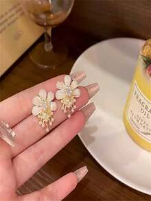 1 paire de boucles d'oreilles florales élégantes - design unique de faux perles blanches, convient pour les fêtes, les anniversaires et le port quotidien