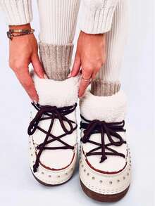 Botas de invierno cómodas con tachuelas decorativas y forro esponjoso. - Beis - Ver 4