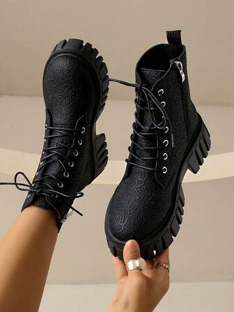 1 par de botas de motocicleta con estampado floral negro, suela gruesa de mujer con cordones y cremallera lateral, punta redonda, botas planas de moda versátiles, disponibles en tallas del 36 al 42, para otoño/invierno