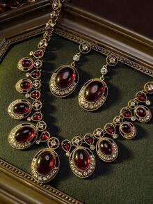 A Vintage Luxury Dual-Tone Gemstone Pendant Necklace And Earrings Set, Made Of Alloy Base With Gemstone Accents, Featuring A Delicate Dangling Design, Elegant And Luxurious, Perfect For Galas, Parties, And Holiday Celebrations