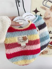 1件彩虹绒宠物背心，舒适柔软，适合小型和中型犬猫，秋冬季穿着。