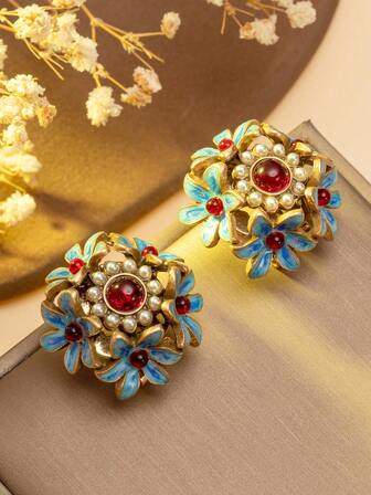 复古珐琅红蓝花朵珍珠耳环，欧式复古宝石花朵耳环，独特的复古花卉簇耳环，适合复古下午茶、艺术沙龙、奢华复古派对，搭配复古连衣裙、富丽堂皇的衬衫，营造优雅的复古氛围，特别适合喜爱复古宫廷风格和追求精致细节的人士，为您的造型增添复古奢华的点睛之笔。