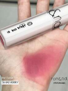Rom&nd Romand BLUR FUDGE TINT 18 BAD BERRY，Romand 唇膏，唇彩，哑光唇釉，轻盈柔滑质地，易于涂抹，持久显色，高饱和度，不拔干，丝绒般柔滑，哑光妆效，易于晕染，韩国彩妆，韩国化妆品，礼盒装，5.0克/0.18盎司 - 18 BAD BERRY - 查看 2