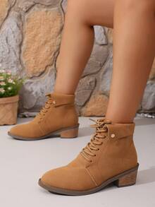 Botas com Tachas e Cadarços, Bico Fino, Salto Médio Grosso, Novos Modelos de Botas Curtas para Outono/Inverno para Mulheres