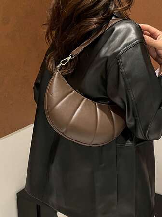 Brun läderväska med halvmånemotiv för kvinnor - Modern quiltad design med guldfärgade detaljer, lämplig för vardagsbruk