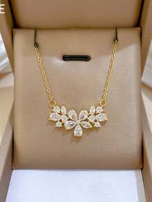 Ein süßer und einzigartiger Zirkonia-Blumen-Spitzenkette für Frauen, geeignet für den täglichen Outfit, Urlaubsreisen, Tragen beim Einkaufen, Spielen und Fotografieren.