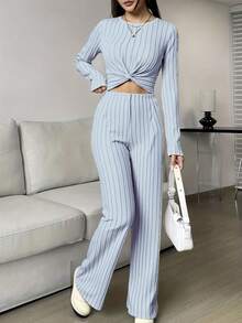 Conjunto de dos piezas de top corto de manga larga a rayas y pantalones acampanados para mujer, estilo informal, elástico y de moda. - Azul - Ver 3