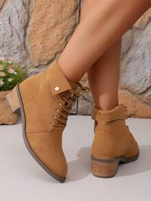 Botas com Tachas e Cadarços, Bico Fino, Salto Médio Grosso, Novos Modelos de Botas Curtas para Outono/Inverno para Mulheres