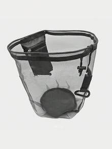 1个黑色便携式篮球网袋，采用耐用涤纶材质，旅行和训练收纳袋，抽绳封口，多隔层设计，可存放运动装备、篮球、器材等，功能齐全且结构坚固