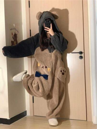 Sanrio 1 pièce Combinaison à capuche en peluche confortable pour femmes, ours brun mignon et doux, nouvelle combinaison ample à capuche en peluche imprimée à la mode pour femmes