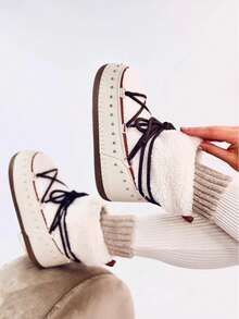 Botas de invierno cómodas con tachuelas decorativas y forro esponjoso. - Beis - Ver 2