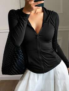 Livesso 女式短款修身连帽运动衫，收腰，拉链领口和口袋，长袖上衣夹克 - 黑色 - 查看 2