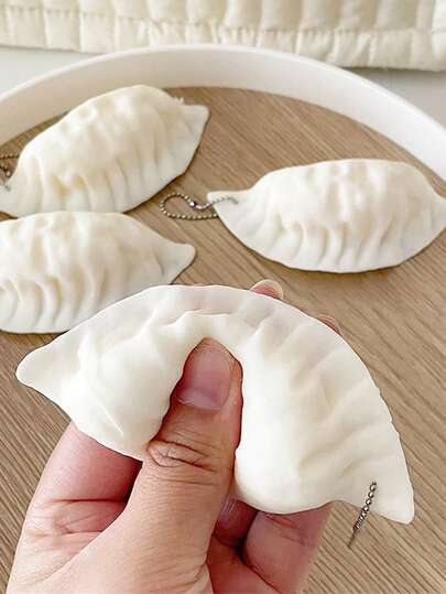创意可爱仿真饺子钥匙扣、软萌趣味挂件、娱乐减压钥匙扣挂件、个性趣味钥匙扣、书包挂件、汽车挂件、包包挂件、钥匙挂件、汽车钥匙扣饰品、男女生日常休闲旅行装、生日礼物、活动纪念品、朋友礼物、周年纪念礼物、结婚礼物、节日礼物、派对礼物。